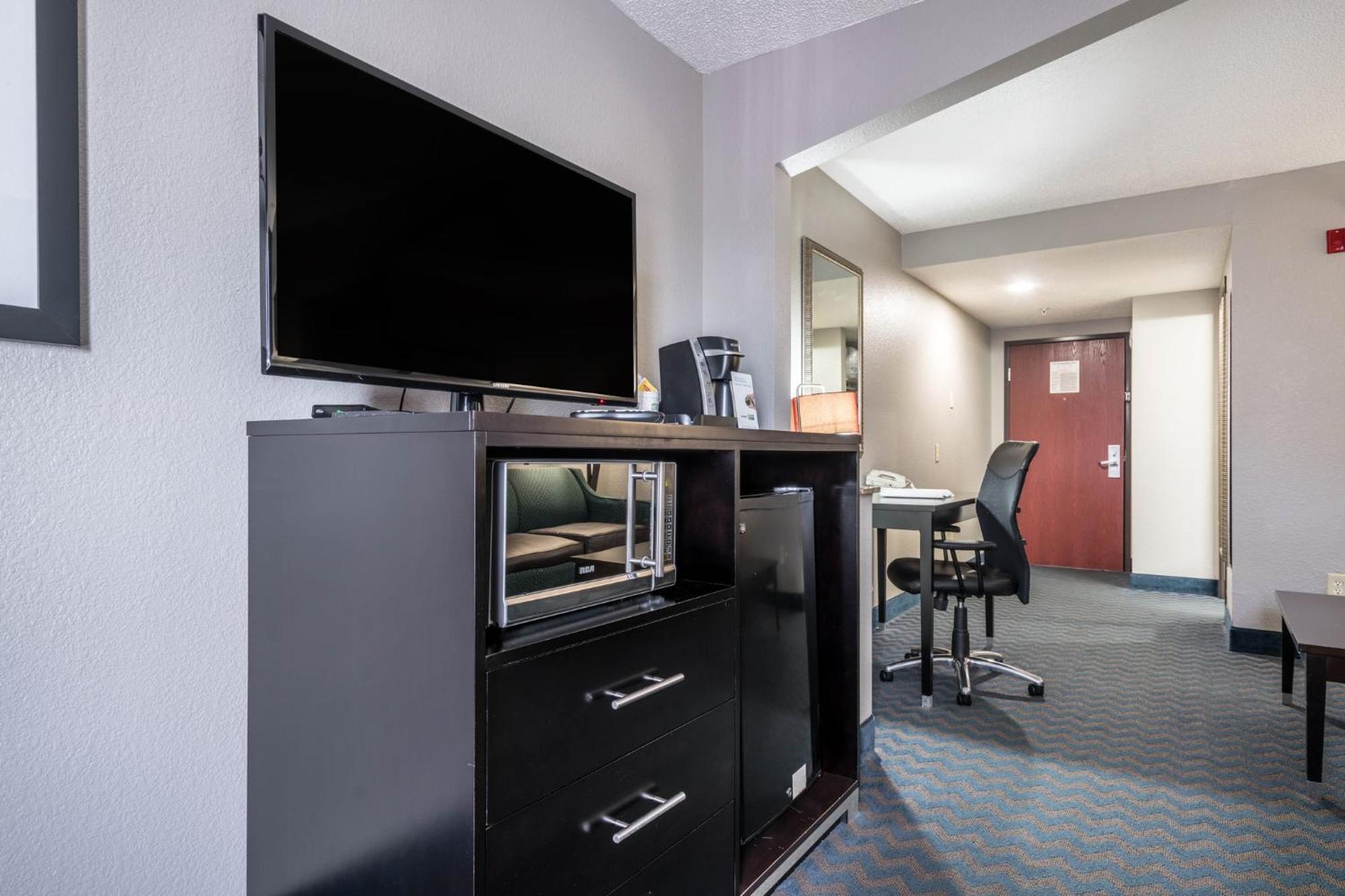 Holiday Inn Express & Suites Roanoke Rapids By Ihg Exterior photo