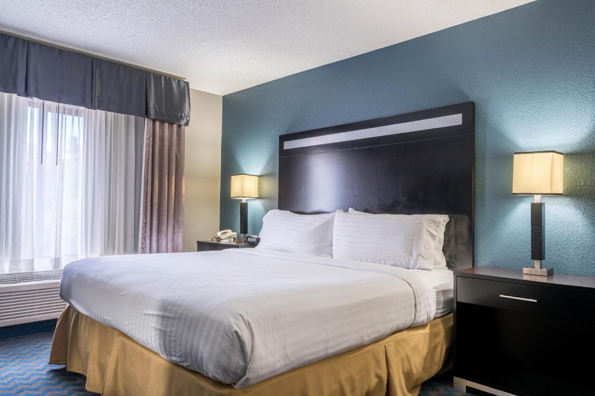 Holiday Inn Express & Suites Roanoke Rapids By Ihg Exterior photo